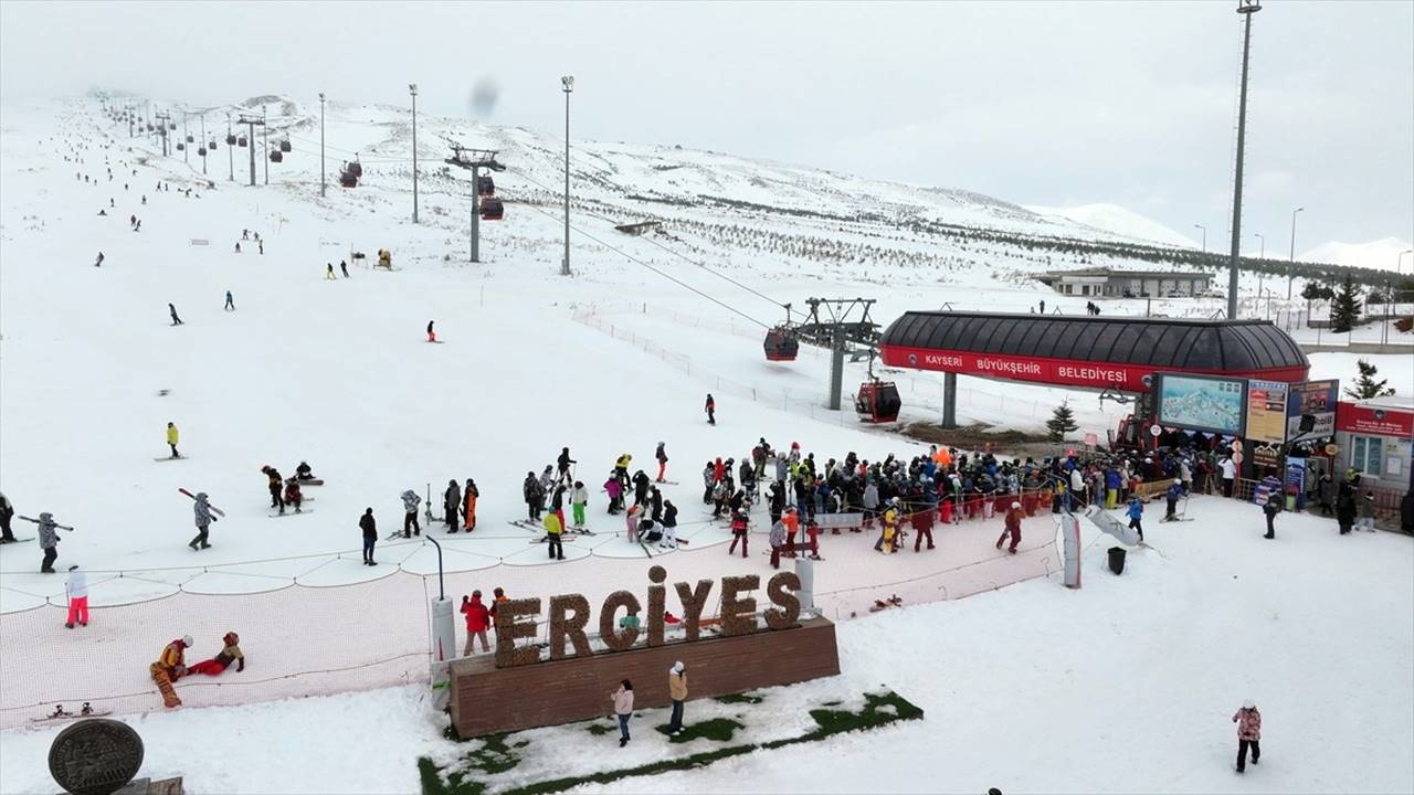 Erciyes'te kayak pistleri doldu taştı