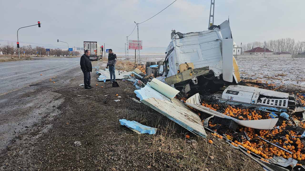 Portakal yüklü tır devrildi: 1 kişi yaralandı