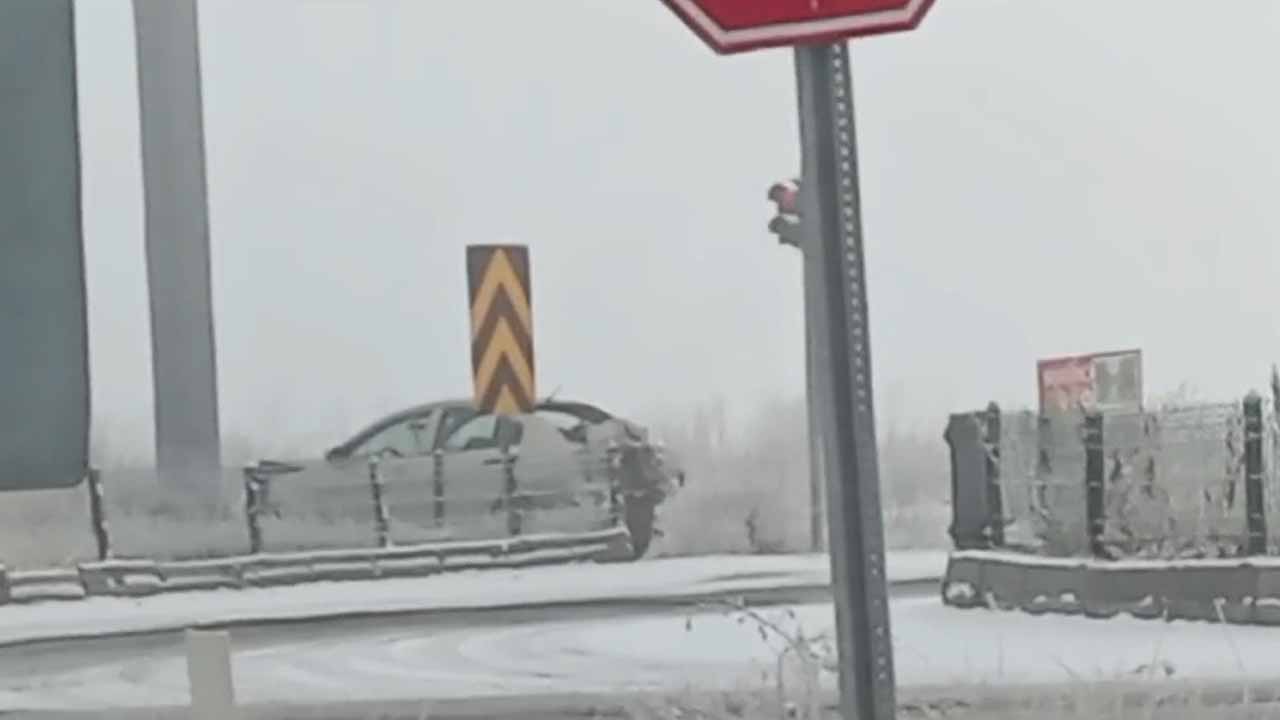 Kars’ta yollar buz pistine döndü: Araçlar birbirine girdi