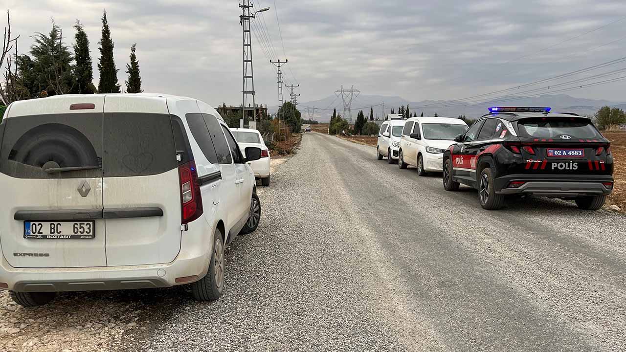 Polis ekiplerinin kovaladığı sürücü, aracını tarlaya bırakıp kaçtı