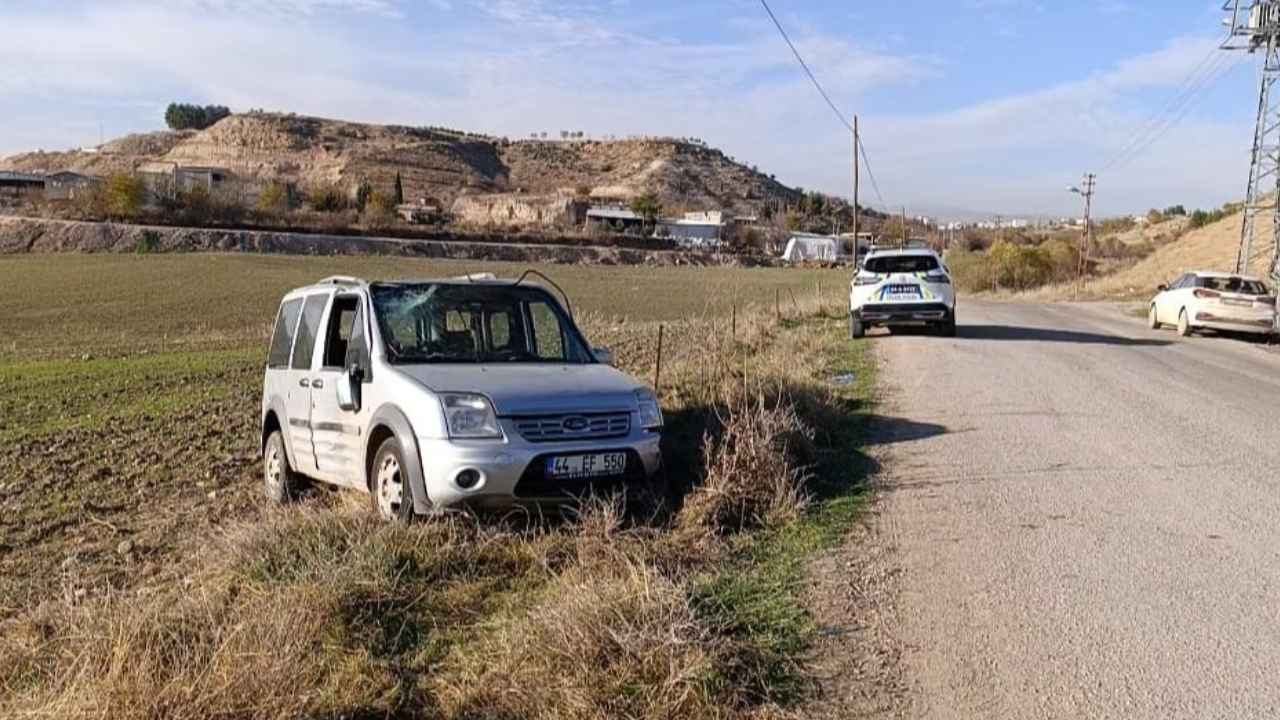 Hafif ticari araç şarampole yuvarlandı