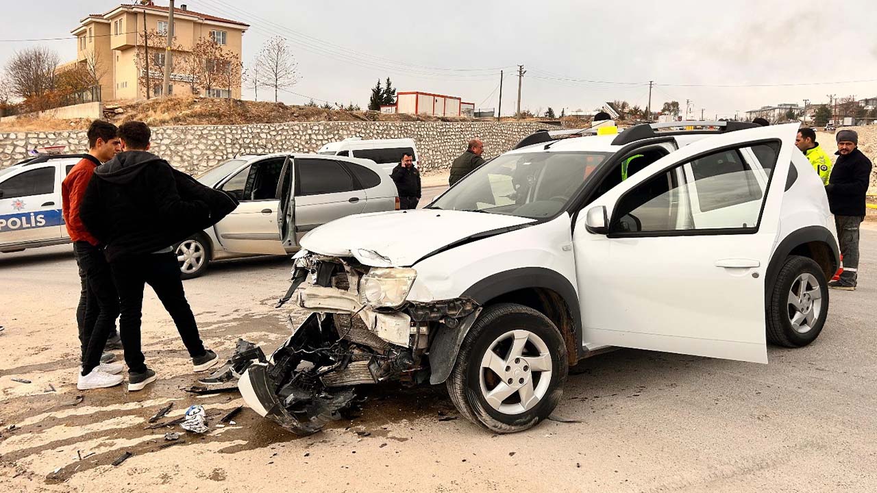 Adıyaman’da iki otomobil çarpıştı: 2 yaralı