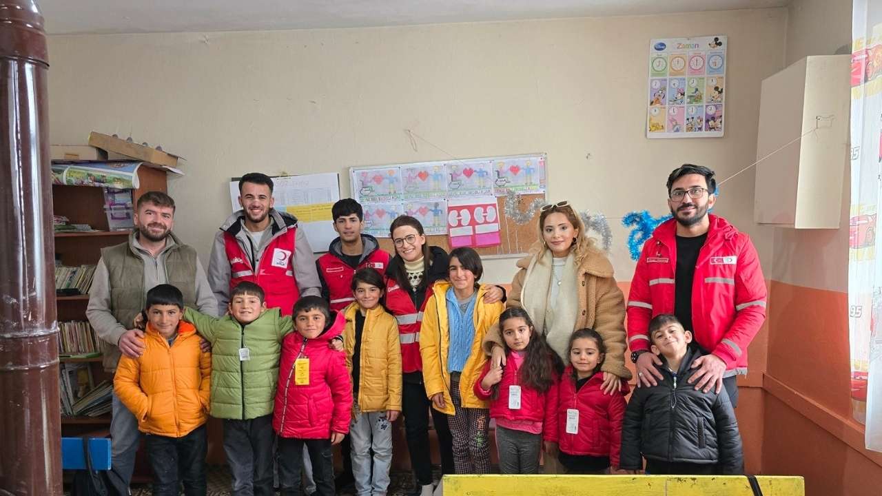 Ağrı'da Kızılay Şubesi yöneticileri köy ziyaretlerine devam ediyor