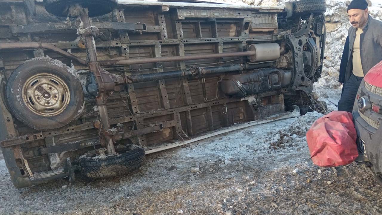 Hakkari’de öğretmenleri taşıyan servis devrildi: 12 yaralı