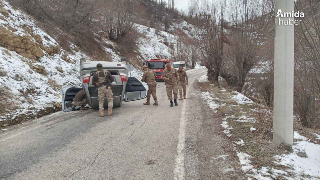 Van'da otomobil buzlanan yolda takla attı: 2 yaralı