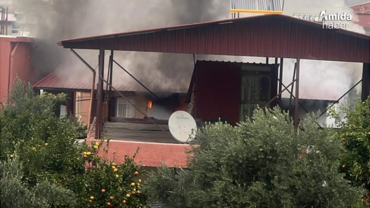 Hatay’da alevlere teslim olan ev kullanılmaz hale geldi