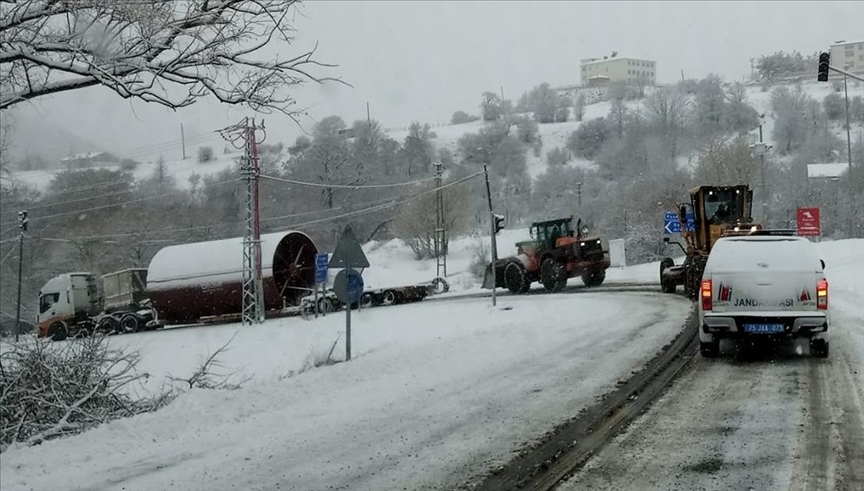 Ardahan'da kar ve yoğun tipi ulaşımı aksatıyor