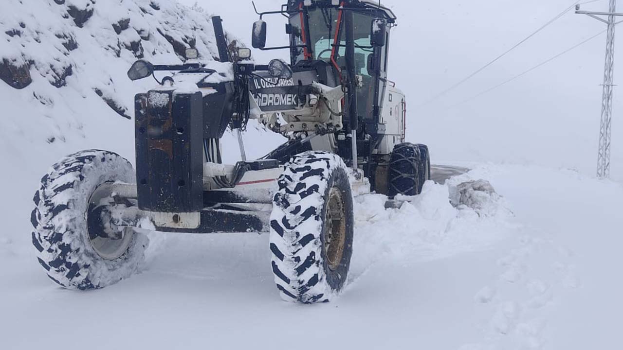 Elazığ’da kar yağışı nedeniyle 5 köy yolu ulaşıma kapandı