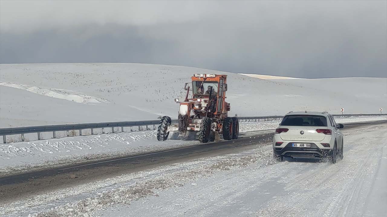 Van'da onlarca yerleşim yerinin yolu ulaşıma kapandı