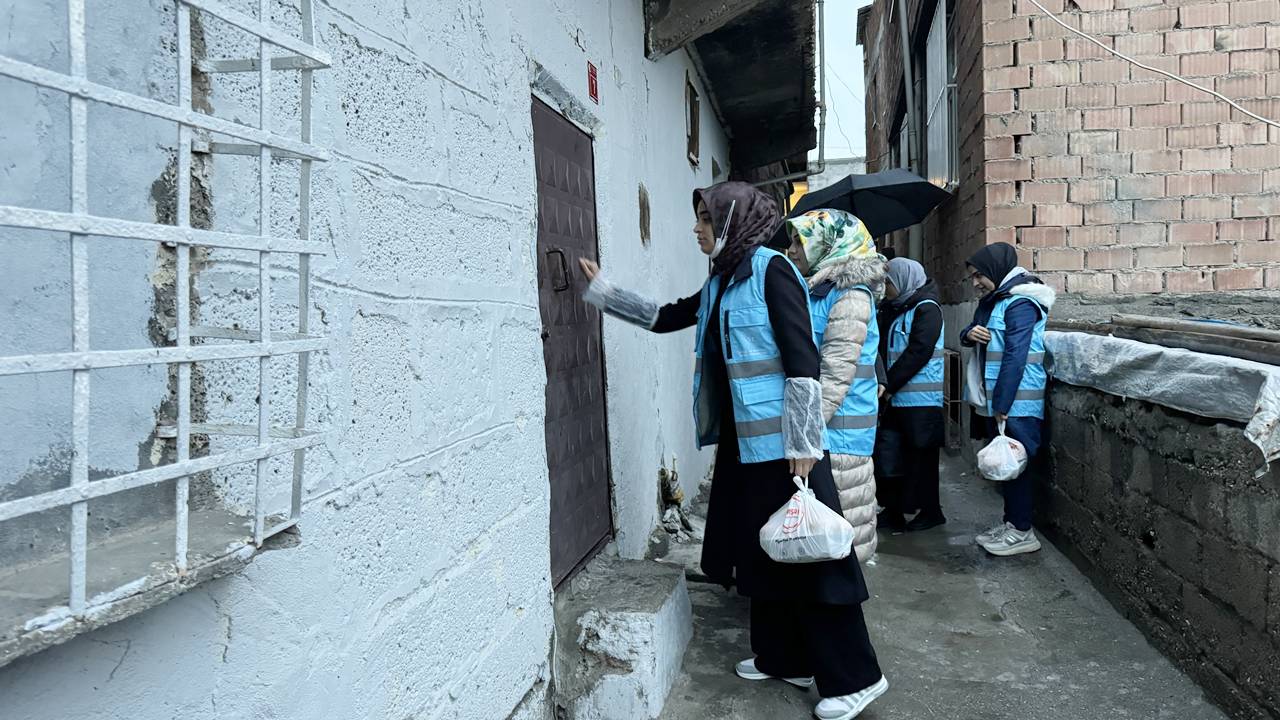 Diyarbakır'daki öğrencilerinden örnek davranış: Komşulara sıcak yemek