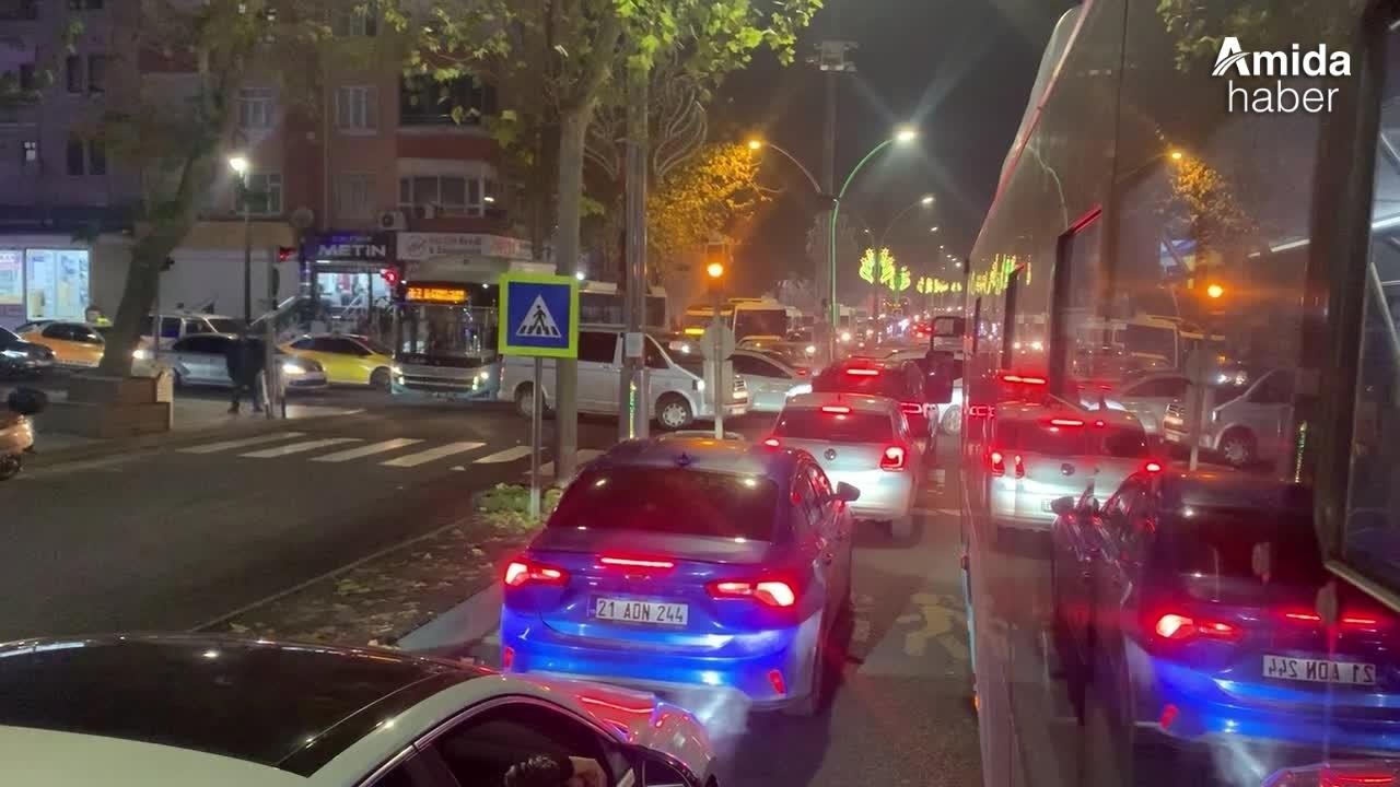 VİDEO - Diyarbakır'da trafik çilesi devam ediyor: Işıklar işlevsiz!