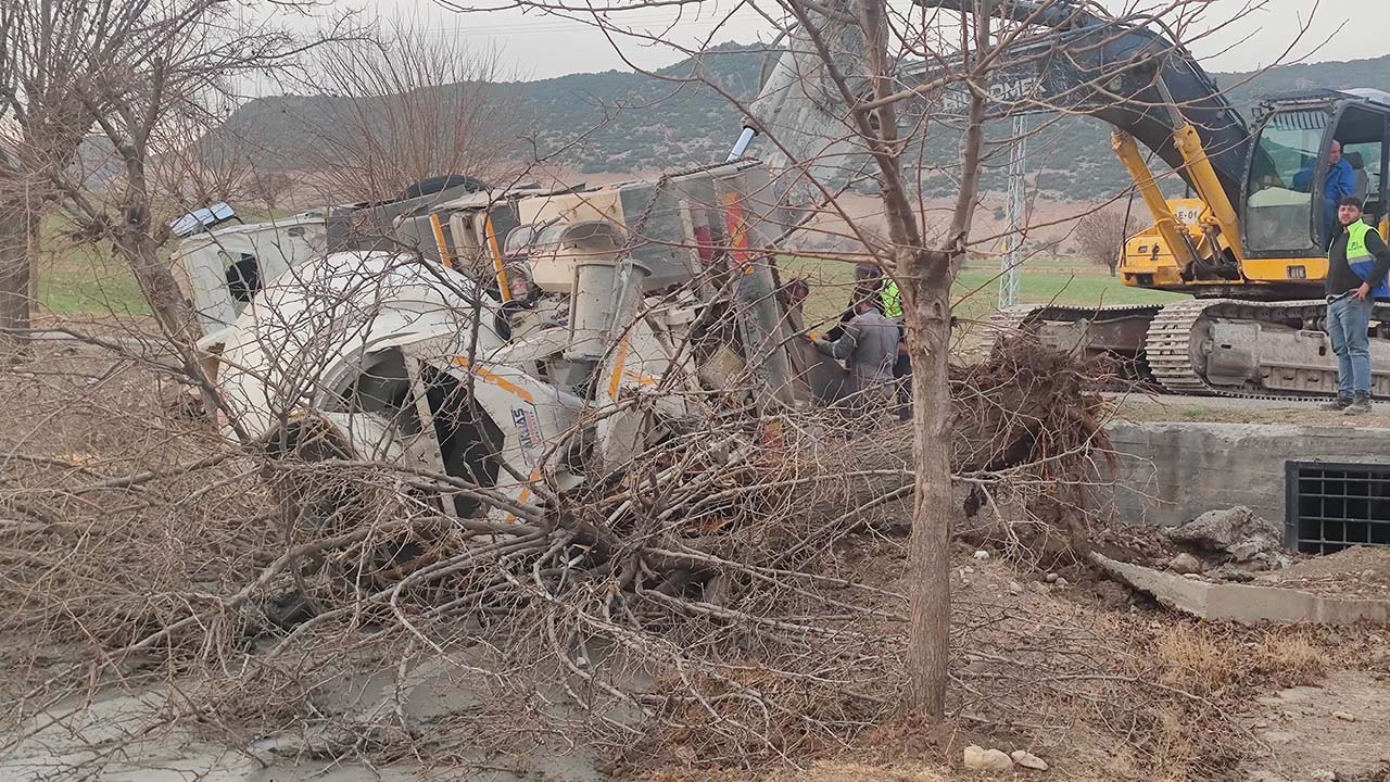 Adıyaman'da beton mikseri şarampole devrildi