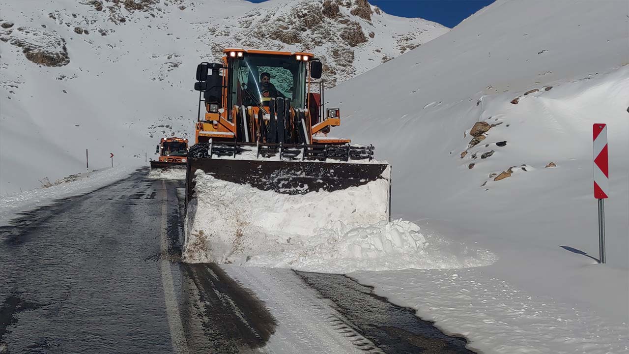 Van-Bahçesaray kara yoluna düşen çığ temizlenerek ulaşıma açıldı