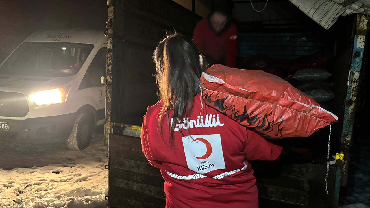 Kızılay’dan ihtiyaç sahiplerine kömür yardımı