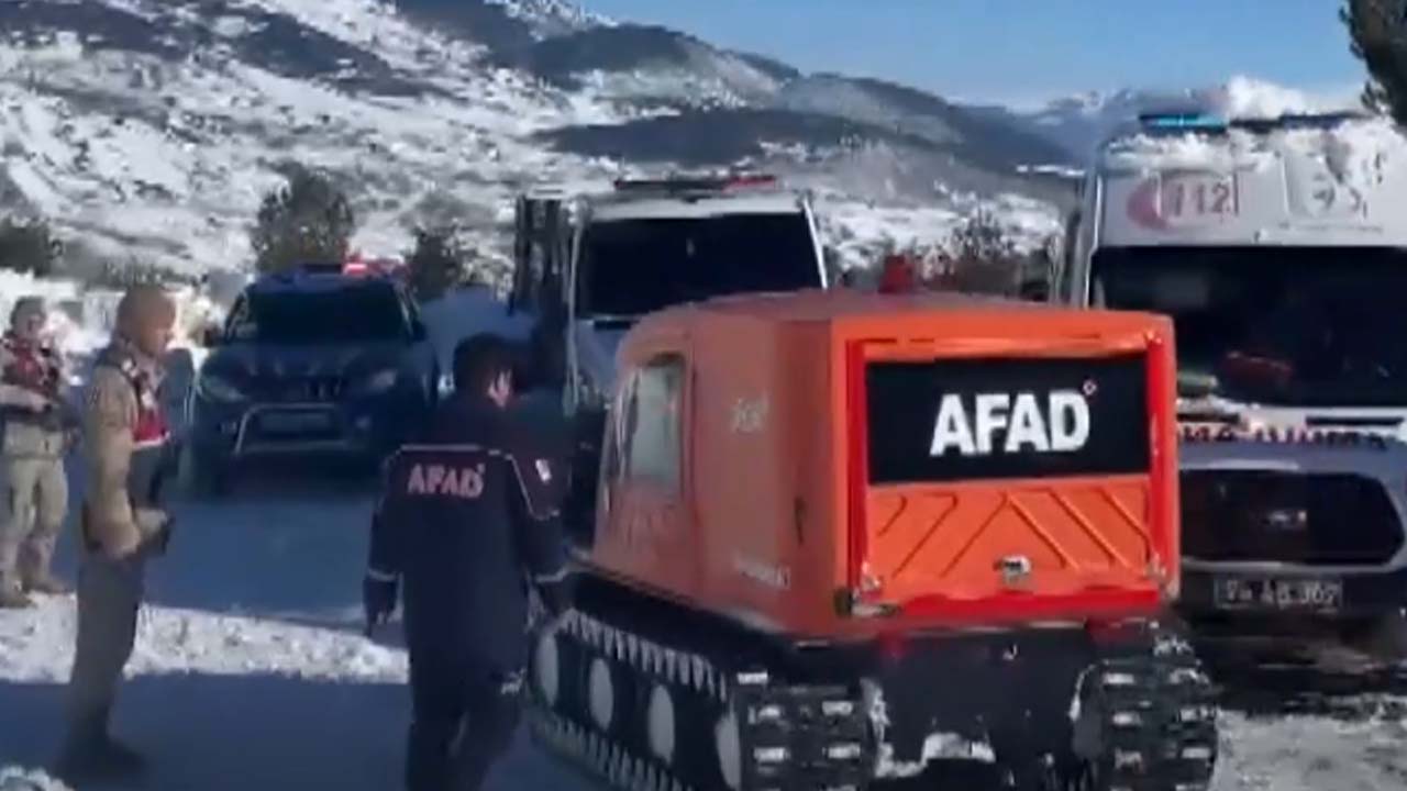 Kar nedeniyle köyde mahsur kalan hasta, ekipler tarafından kurtarıldı