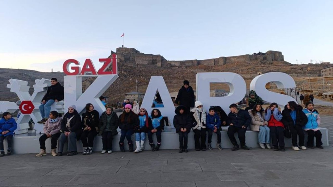 Erzurum’dan 60 çocuk Kars’ın tarihi yerlerini gezdi