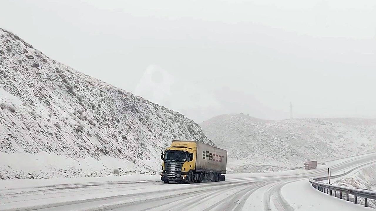 Bingöl’de kar eziyeti: Kaza oldu, tırlar yolda kaldı