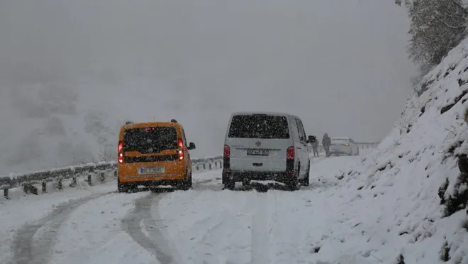 Tunceli'de yoğun kar nedeniyle 8 yol ulaşıma kapandı