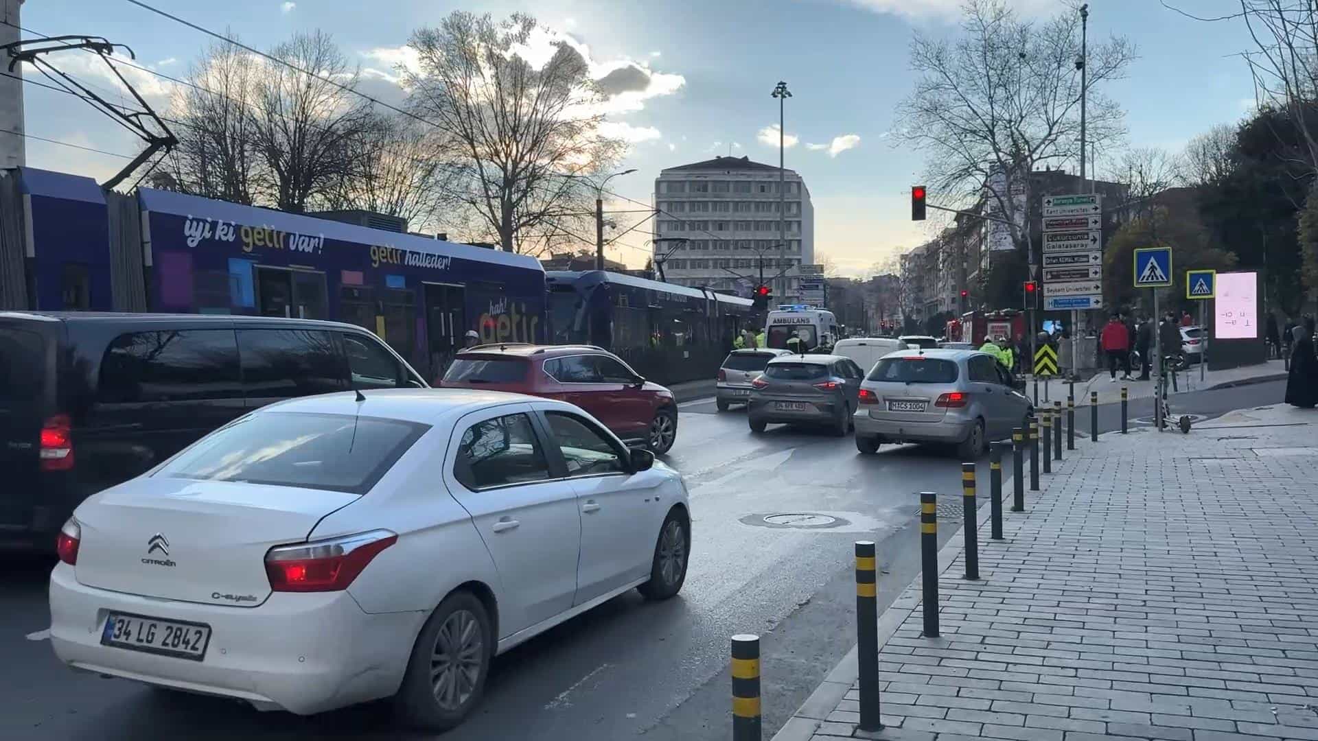 79 yaşındaki adam tramvayın altında kaldı