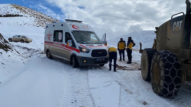 Siirt'te kar nedeniyle köy yolunda mahsur kalan ambulans kurtarıldı