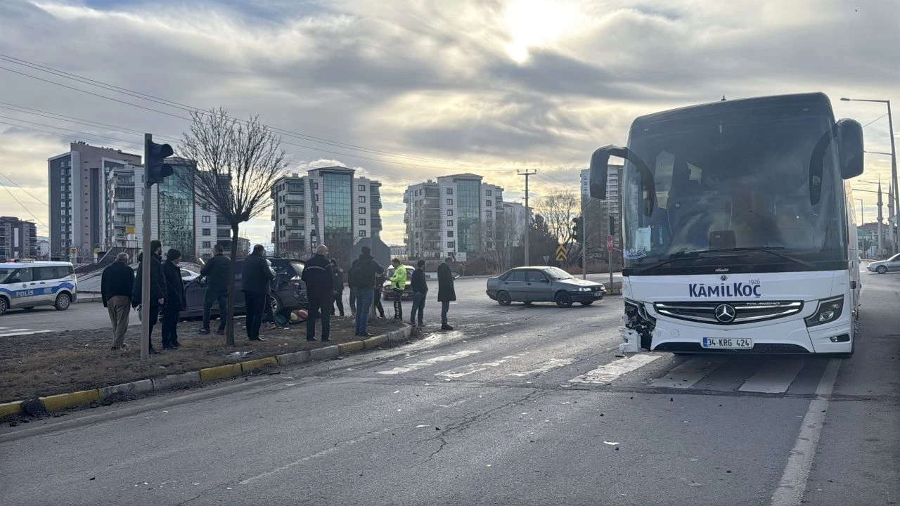 Yolcu otobüsü ile çarpışan cipteki 3 kişi yaralandı