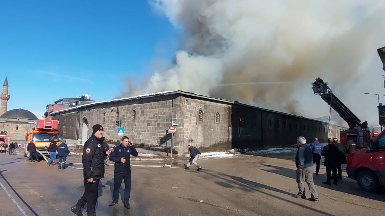 Erzurum’da tarihi binada çıkan yangın söndürüldü