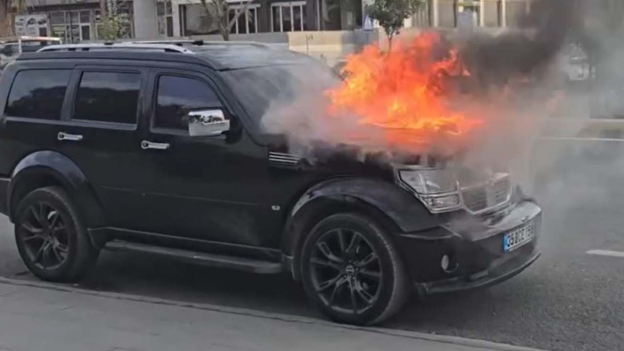 Şırnak'ta cip ve yolcu otobüsü alev aldı