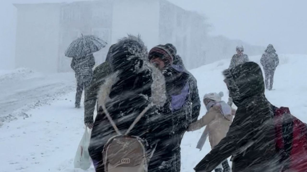 Yüksekova'da kar yağışı nedeniyle hayat durdu