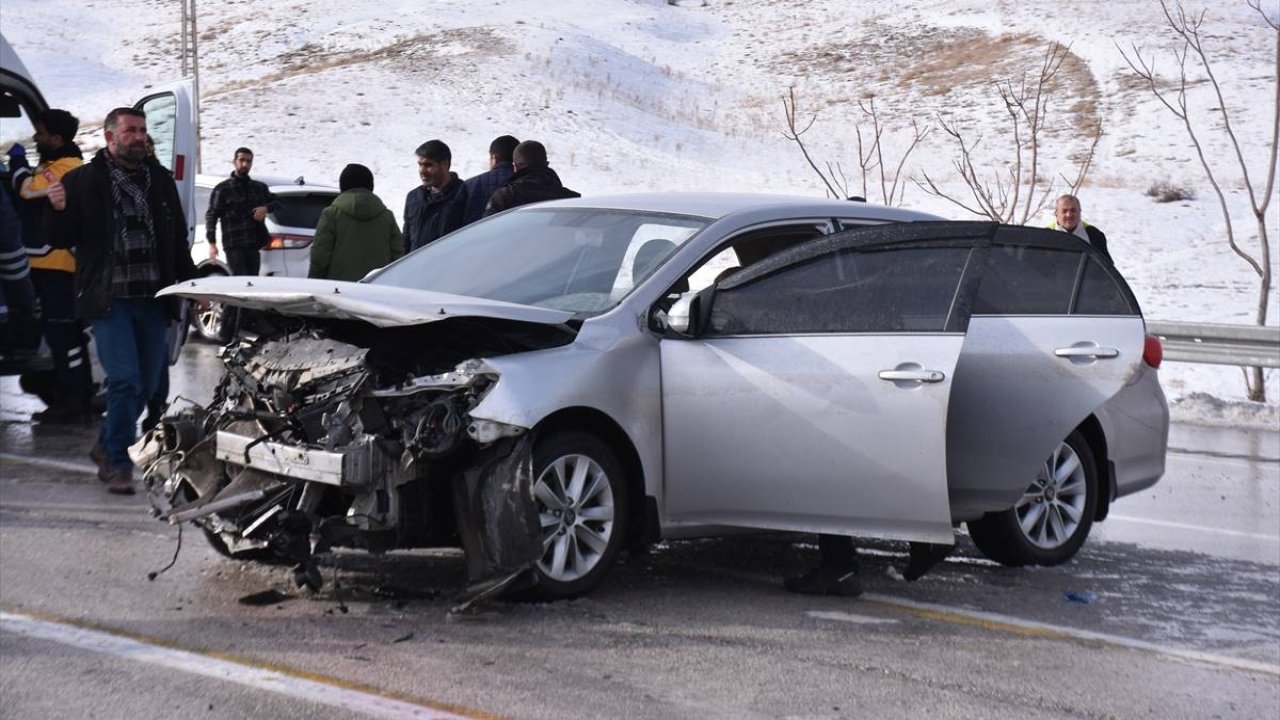 Van’da otomobil bariyerlere çarptı: 5 yaralı