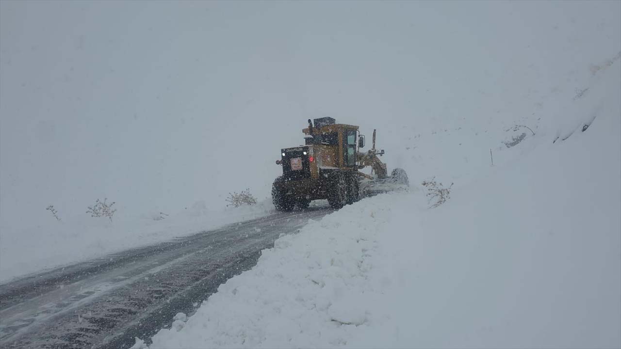 Hakkari'de kar engeli aşıldı: 51 yerleşim yerinin yolu açıldı