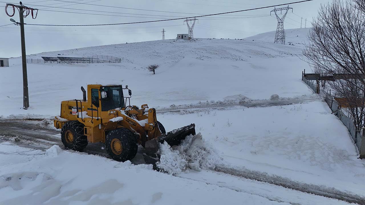 Bitlis'te kar nedeniyle kapanan 107 köy yolu ulaşıma açıldı