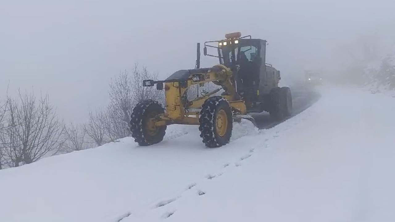 Diyarbakır'da karla mücadele: 105 kilometrelik yol ulaşıma açıldı