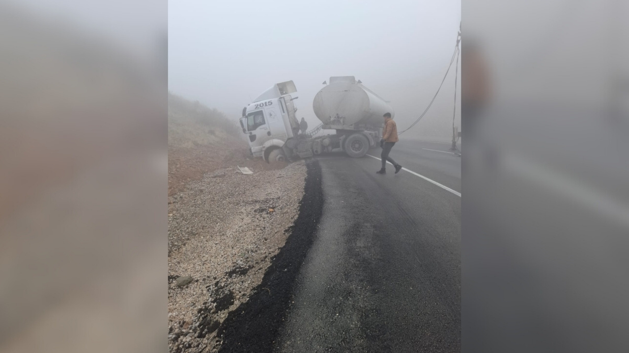 Yakıt tankeri buzlanmadan dolayı yoldan çıktı