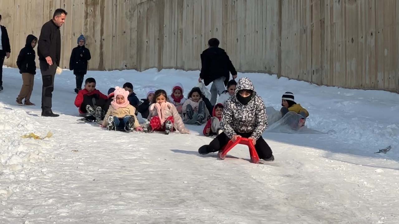 Hakkari’de çocukların kayak keyfi