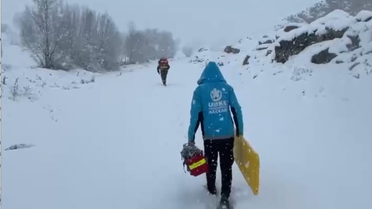 Hakkari'de 70 yaşındaki hasta karlı yoldan hastaneye yetiştirildi