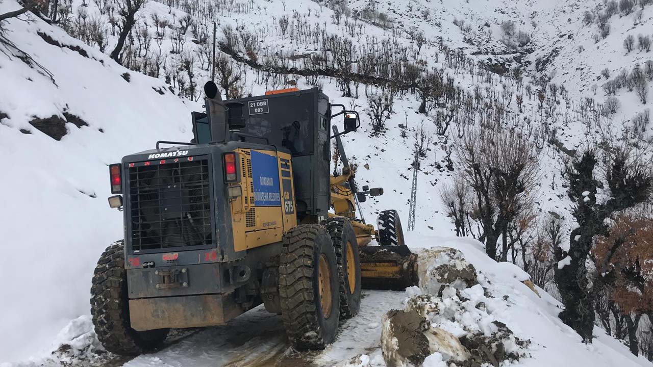 Diyarbakır’da kardan kapanan 300 kilometrelik yol açıldı