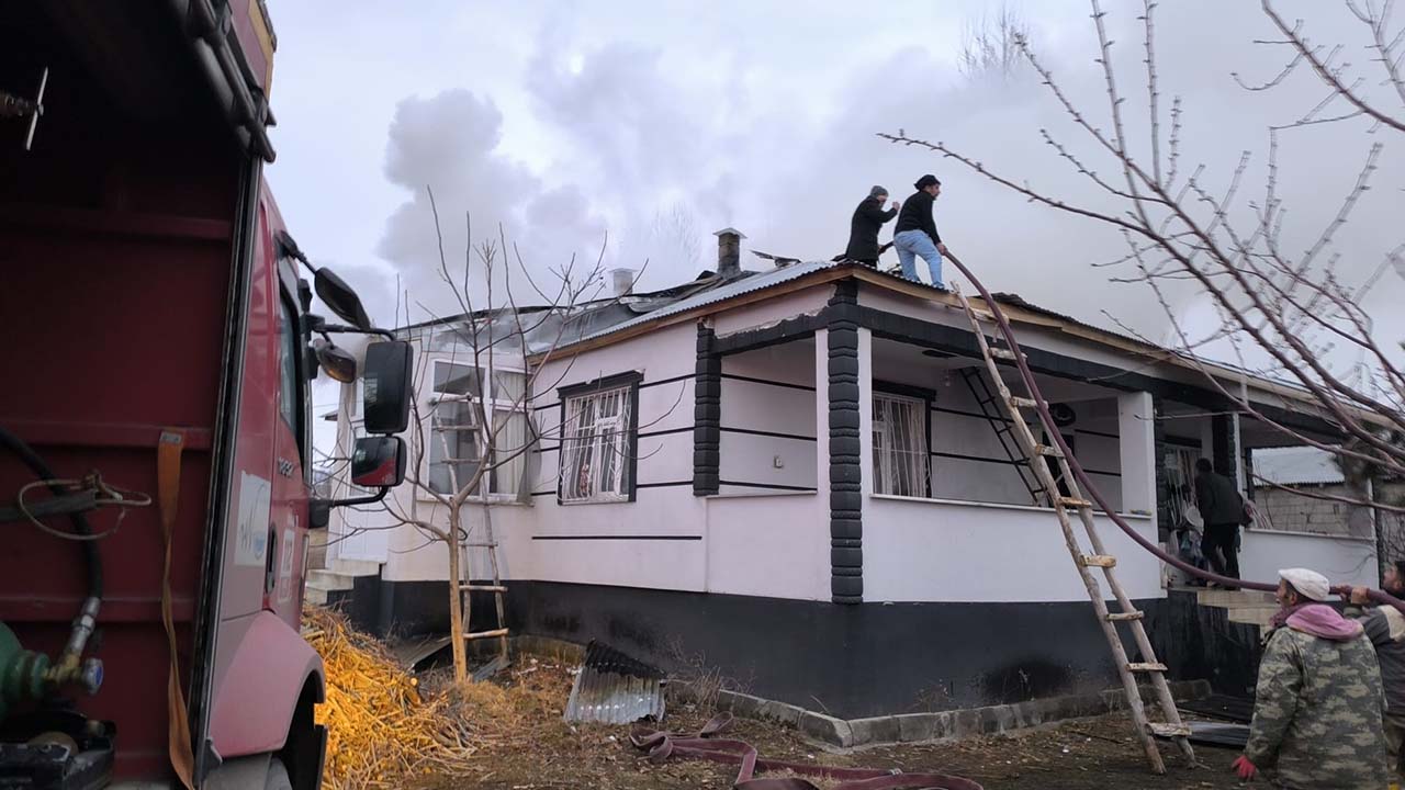 Van’da çatı ve kazan dairesinde yangın