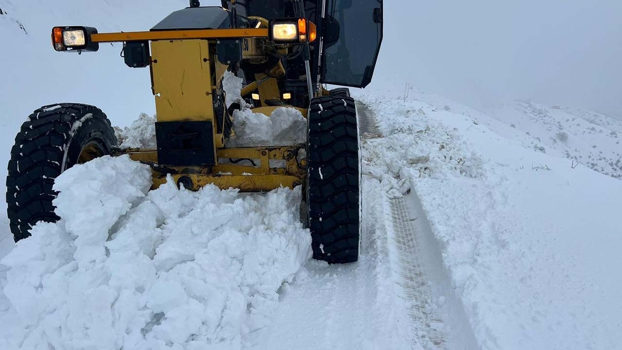 Elazığ’da kardan kapanan tüm yollar açıldı