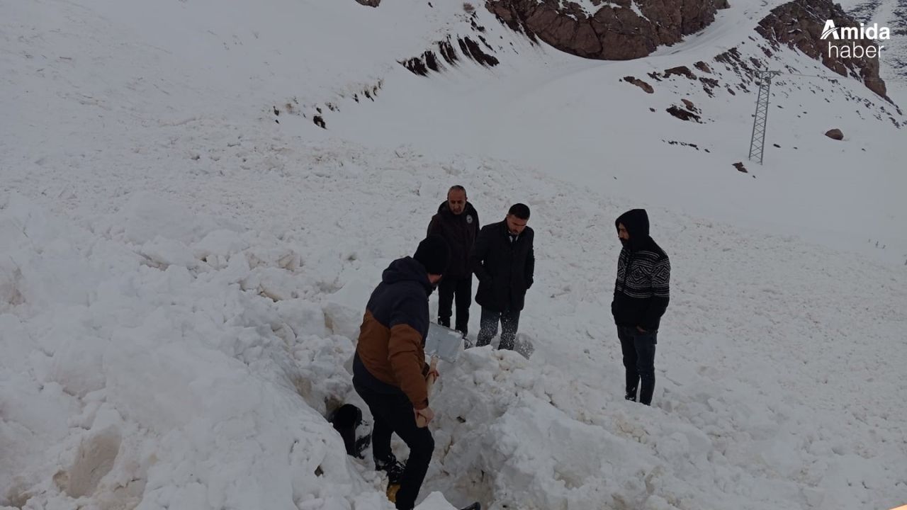 Şırnak'ta çığ düştü, kepçe operatörü ölümden döndü