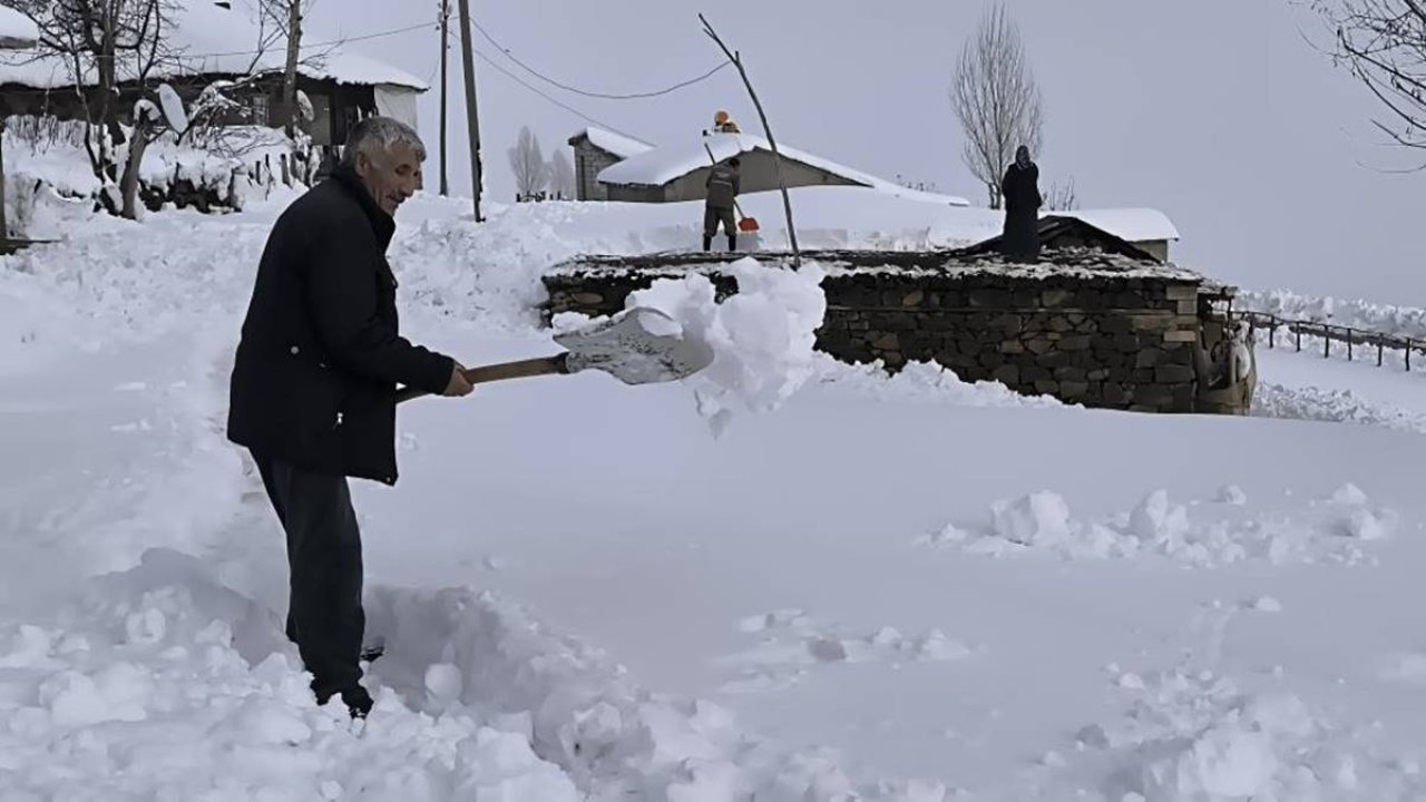 Muş’ta köylülerin karla mesaisi başladı