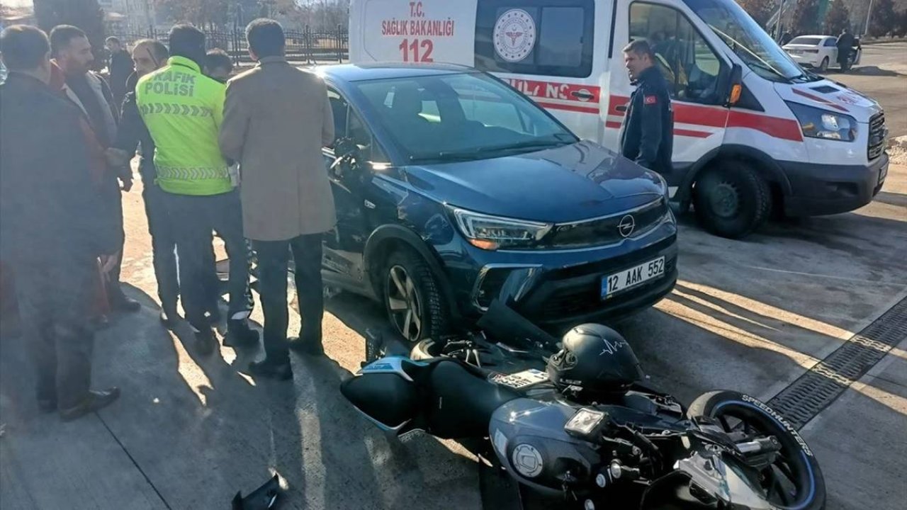 Bingöl'de motosikletle otomobil çarpıştı: 3 yaralı