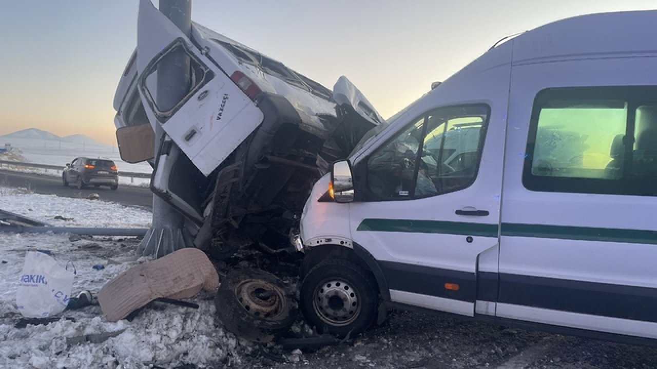 Kars'ta iki minibüs çarpıştı, yaralıların olduğu bildirildi