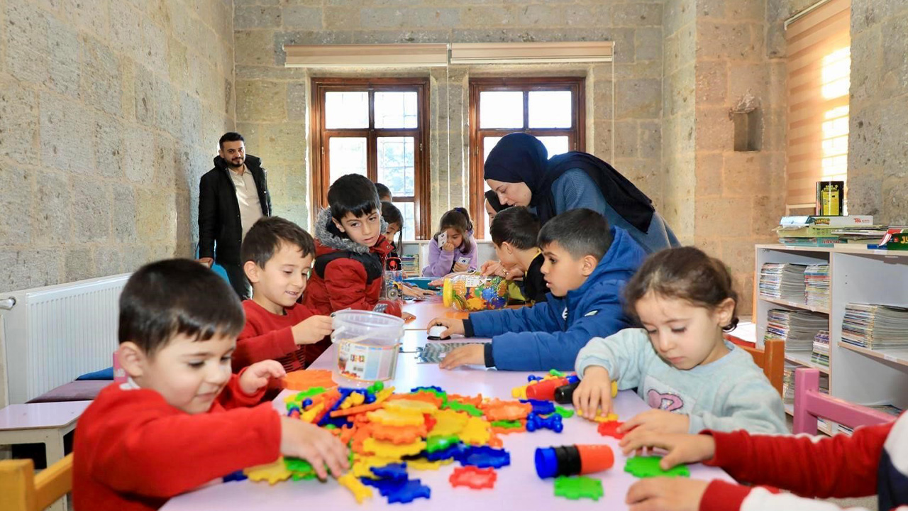 Bitlis'te ‘Annemle Kütüphanedeyim' projesi başladı