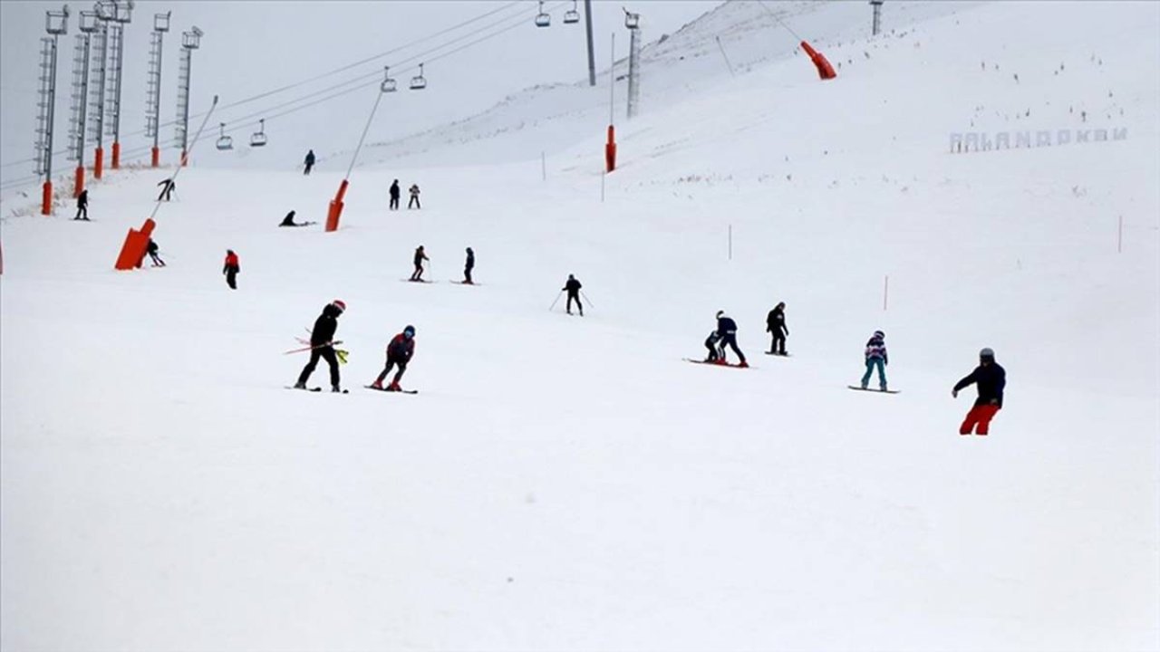 Erzurum’da kar kalınlığı 1 metreyi aştı: Kayakçılar akın etti