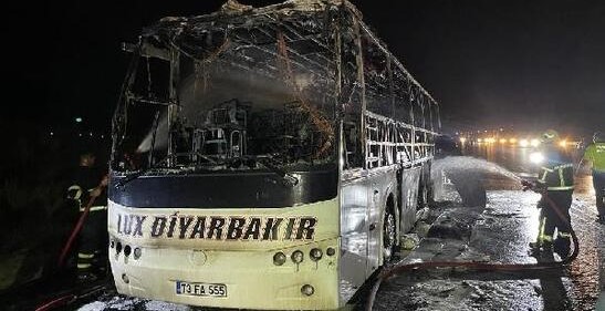 Diyarbakır firmasına ait yolcu otobüsü yandı