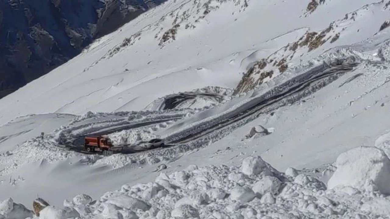 12 ilçede 493 yerleşim yerinin yolu kapandı