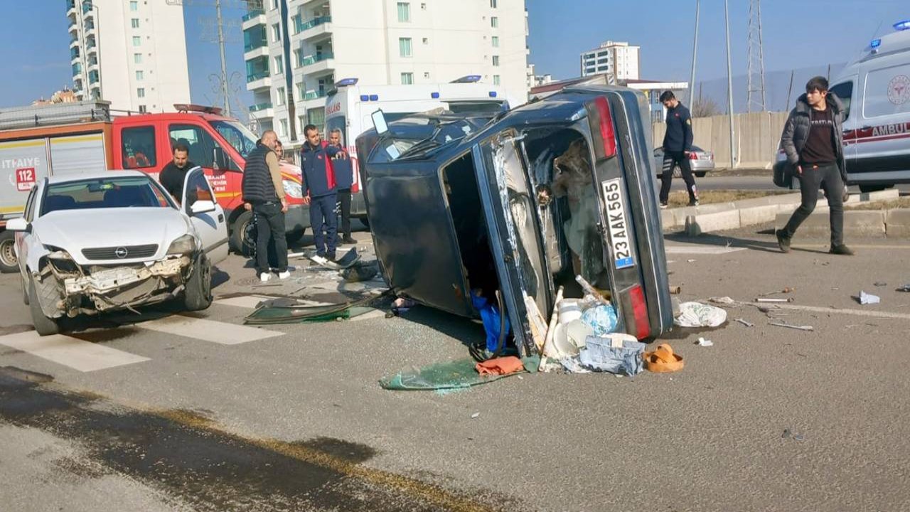 Diyarbakır’da iki otomobil çarpıştı: 1’i çocuk 4 yaralı