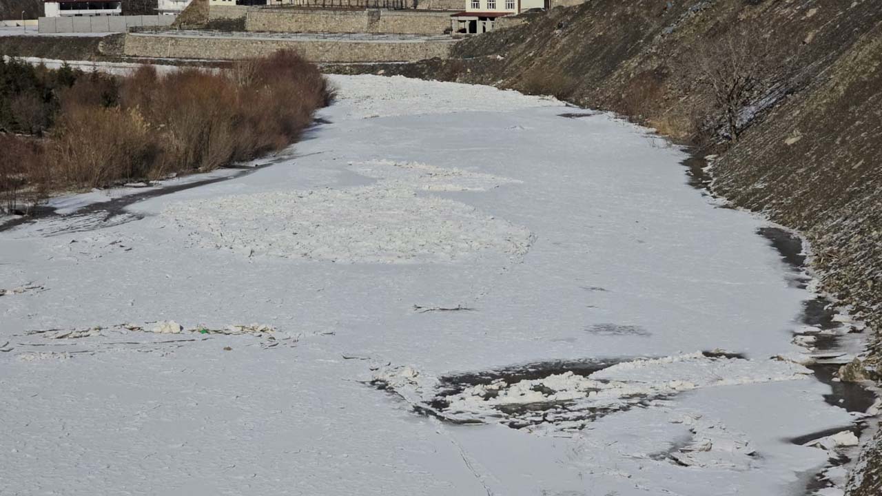 Hakkari'de Zap Suyu buz tuttu