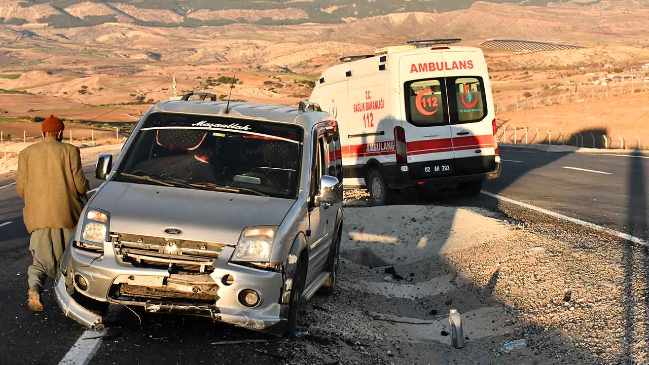 Adıyaman'da araç bariyerlere çarptı: 2 kişi yaralandı