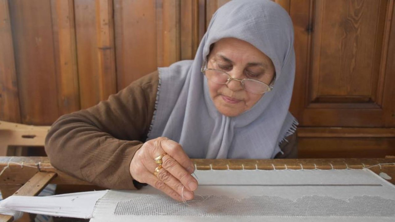 70 yaşındaki kadın geleneği nakış nakış işliyor